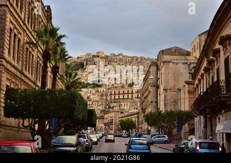 MODICA, SICILE, ITALIE - 22 novembre 2015: Zone urbaine de la ville de Modica, dans la province de Ragusa, Sicile en Italie, avec de vieilles maisons construites sur une colline sl Banque D'Images