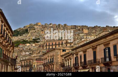 MODICA, SICILE, ITALIE - 22 novembre 2015: Zone urbaine de la ville de Modica, dans la province de Ragusa, Sicile en Italie, avec de vieilles maisons construites sur une colline sl Banque D'Images