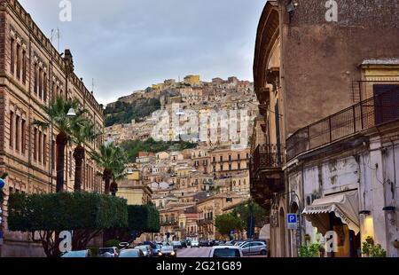 MODICA, SICILE, ITALIE - 22 novembre 2015: Zone urbaine de la ville de Modica, dans la province de Ragusa, Sicile en Italie, avec de vieilles maisons construites sur une colline sl Banque D'Images