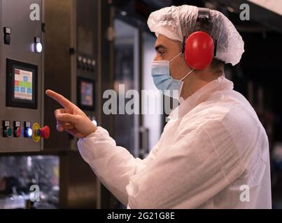 CAPUA, ITALIE - 05 juin 2021 : technicien alimentaire travaillant dans une usine de transformation des aliments Banque D'Images