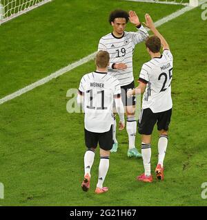 Düsseldorf, Allemagne. 7 juin 2021. Leroy Sane (C) d'Allemagne célèbre ses scores avec ses coéquipiers Thomas Mueller (R) et Timo Werner lors d'un match amical entre l'Allemagne et la Lettonie à Düsseldorf, Allemagne, le 7 juin 2021. Crédit: Ulrich Hufnagel/Xinhua/Alamy Live News Banque D'Images