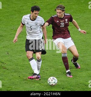 Düsseldorf, Allemagne. 7 juin 2021. Mat Hummels (L) d'Allemagne rivalise avec Roberts Uldrikis de Lettonie lors d'un match amical entre l'Allemagne et la Lettonie à Dusseldorf, Allemagne, le 7 juin 2021. Crédit: Ulrich Hufnagel/Xinhua/Alamy Live News Banque D'Images