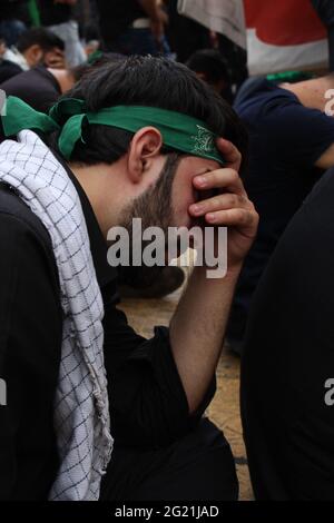 BEYROUTH, LIBAN - 24 octobre 2015 : BEYROUTH, LIBAN - 2015 : les hommes écoutent la calamité d'Ahura avant le début de la procession d'Ahura organisée par Hezboll Banque D'Images