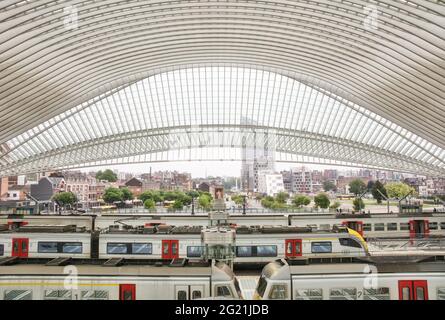 LIÈGE, BELGIQUE - 06 juin 2021 : Liège, Belgique, juin 2021 : scène intérieure de la Gare de liège guillemins. Banque D'Images