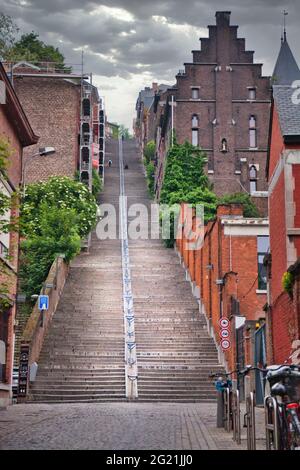 LIÈGE, BELGIQUE - 05 juin 2021 : Liège, Belgique, 2021 juin : les célèbres escaliers de la montagne de Bueren à Liège, Belgique. escalier à 374 marches. Banque D'Images