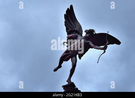 LONDO, ROYAUME-UNI - 20 août 2015 : statue de l'Ange d'Anteros au sommet de la fontaine commémorative Shaftesbury, à Piccadilly Circus, Londres, États-Unis Banque D'Images