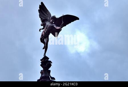 LONDO, ROYAUME-UNI - 20 août 2015 : statue de l'Ange d'Anteros au sommet de la fontaine commémorative Shaftesbury, à Piccadilly Circus, Londres, États-Unis Banque D'Images