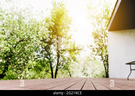 Le soleil brille sur la vue floue de la terrasse en bois sur le balcon. Photo de haute qualité Banque D'Images