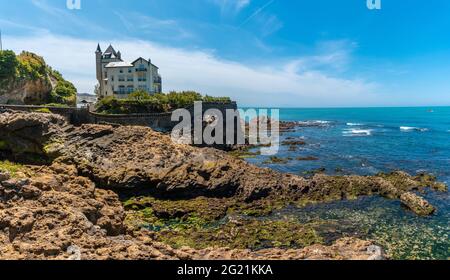 Château sur la plage du Port Vieux pendant un après-midi d'été. Municipalité de Biarritz, France Banque D'Images