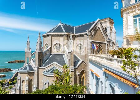 Photo aérienne de l'église Sainte-Eugénie dans la municipalité de Biarritz, France Banque D'Images