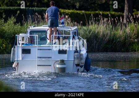 Banzkow, Allemagne. 07e juin 2021. Un bateau à moteur est en cours sur le canal Stör en direction du lac Schwerin. Le Ministère fédéral des transports présentera le Plan directeur pour la navigation de loisirs le 8 juin 2021. Le plan comprend la rénovation des écluses vieillissantes en Allemagne. Credit: Jens Büttner/dpa-Zentralbild/dpa/Alay Live News Banque D'Images