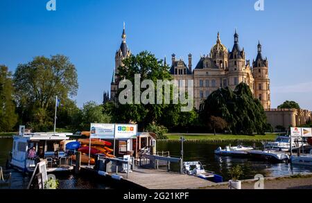 Schwerin, Allemagne. 07e juin 2021. Les Péniche, les canoës et les petits bateaux d'affrètement sont amarrés à une jetée en face du château de Schwerin. Le lac Schwerin est très populaire auprès des capitaines de loisirs. Le Ministère fédéral des transports présentera le Plan directeur pour la navigation de loisirs le 8 juin 2021. Le plan porte sur la rénovation des écluses vieillissantes en Allemagne. Credit: Jens Büttner/dpa-Zentralbild/dpa/Alay Live News Banque D'Images