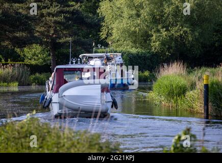 Banzkow, Allemagne. 07e juin 2021. Des bateaux à moteur sont en cours sur le canal de Stör en direction du lac Schwerin. Le Ministère fédéral des transports présente le Plan directeur pour la navigation de loisirs le 8 juin 2021. Le plan comprend la rénovation des écluses vieillissantes en Allemagne. Credit: Jens Büttner/dpa-Zentralbild/dpa/Alay Live News Banque D'Images