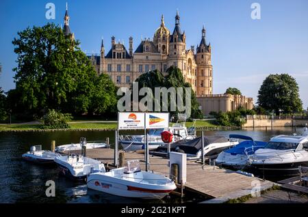 Schwerin, Allemagne. 07e juin 2021. De petits bateaux nolisés sont amarrés à une jetée en face du château de Schwerin. Le lac Schwerin est très populaire avec les skippers de loisirs. Le Ministère fédéral des transports présentera le Plan directeur pour la navigation de loisirs le 8 juin 2021. Le plan porte sur la rénovation des écluses vieillissantes en Allemagne. Credit: Jens Büttner/dpa-Zentralbild/dpa/Alay Live News Banque D'Images