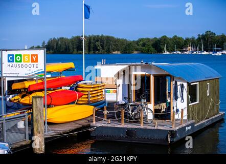 Schwerin, Allemagne. 07e juin 2021. Une péniche et des bateaux à pédales sont amarrés à une jetée en face du château de Schwerin. Le lac Schwerin est très populaire avec les skippers de loisirs. Le Ministère fédéral des transports présentera le Plan directeur pour la navigation de loisirs le 8 juin 2021. Le plan porte sur la rénovation des écluses vieillissantes en Allemagne. Credit: Jens Büttner/dpa-Zentralbild/dpa/Alay Live News Banque D'Images