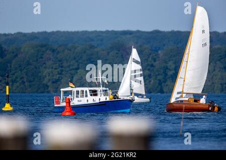 Schwerin, Allemagne. 07e juin 2021. Des marins et des bateaux à moteur sont en mouvement sur le lac Schwerin. Le Ministère fédéral des transports présentera le Plan directeur pour la navigation de loisirs le 8 juin 2021. Le plan comprend la rénovation des écluses vieillissantes en Allemagne. Credit: Jens Büttner/dpa-Zentralbild/dpa/Alay Live News Banque D'Images