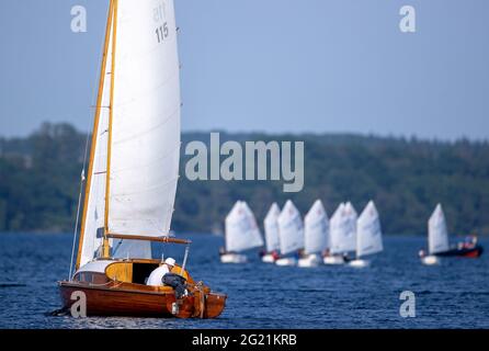 Schwerin, Allemagne. 07e juin 2021. Des marins sont en mouvement sur le lac Schwerin. Le Ministère fédéral des transports présentera le Plan directeur pour la navigation de loisirs le 8 juin 2021. Le plan comprend la rénovation des écluses vieillissantes en Allemagne. Credit: Jens Büttner/dpa-Zentralbild/dpa/Alay Live News Banque D'Images