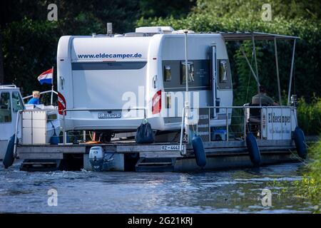 Banzkow, Allemagne. 07e juin 2021. Un bateau spécial sur lequel les caravanes ou les camping-cars peuvent être transportés est en cours sur le Störkanal en direction du lac Schwerin. Le Ministère fédéral des transports présentera le Plan directeur pour la navigation de loisirs le 8 juin 2021. Le plan porte sur la rénovation des écluses vieillissantes en Allemagne. Credit: Jens Büttner/dpa-Zentralbild/dpa/Alay Live News Banque D'Images