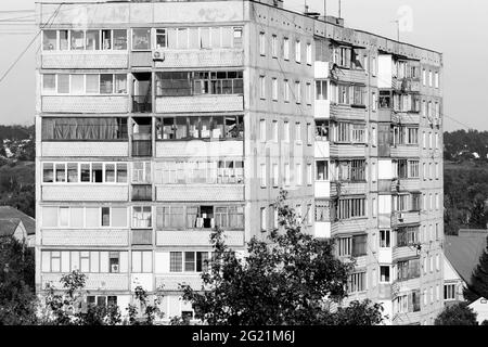 Vue sur le bâtiment russe de plusieurs étages. Photo en noir et blanc. Banque D'Images