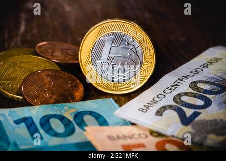 Brésil. 07e juin 2021. Dans cette illustration, les pièces de monnaie réelles sont placées sur les billets brésiliens. (Photo de Rafael Henrique/SOPA Images/Sipa USA) crédit: SIPA USA/Alay Live News Banque D'Images