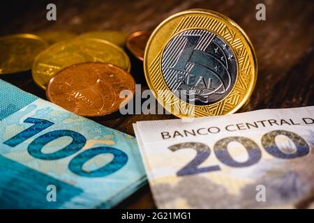 Brésil. 07e juin 2021. Dans cette illustration, les pièces de monnaie réelles sont placées sur les billets brésiliens. (Photo de Rafael Henrique/SOPA Images/Sipa USA) crédit: SIPA USA/Alay Live News Banque D'Images