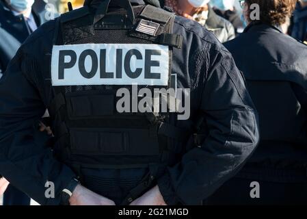 Marseille, France. 19 janvier 2021. Un patch avec le mot « POLICE » vu sur la veste tactique de police pendant l'opération.depuis le début de 2021, la préfecture de police a renforcé les actions de contrôle dans le transport, les gares et les arrêts le long des lignes de tramway. Les agents de police effectuent des missions de contrôle de manière régulièrement coordonnée. (Photo de Laurent Coust/SOPA Images/Sipa USA) crédit: SIPA USA/Alay Live News Banque D'Images