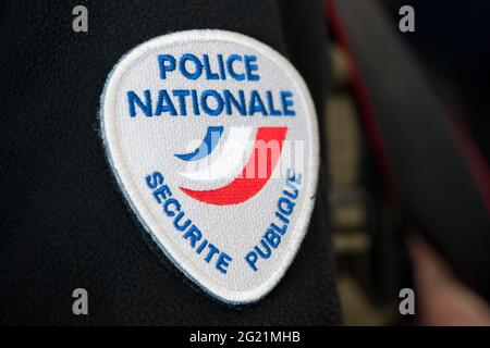 Marseille, France. 19 janvier 2021. Un blason avec le logo de la police nationale vu cousu sur la manche d'un officier de police en opération.depuis le début de 2021, la préfecture de police a renforcé les actions de contrôle dans les transports, les gares et les arrêts le long des lignes de tramway. Les agents de police effectuent des missions de contrôle de manière régulièrement coordonnée. (Photo de Laurent Coust/SOPA Images/Sipa USA) crédit: SIPA USA/Alay Live News Banque D'Images