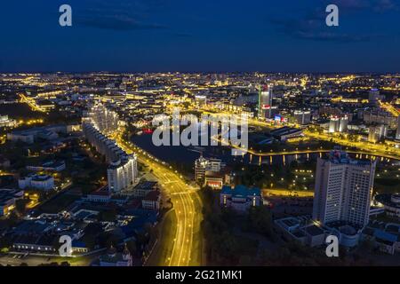 MINSK, BÉLARUS - 18 juillet 2020 : vue aérienne sur la ville avec bâtiments et rues illuminés dans la ville de Minsk la nuit. Banque D'Images
