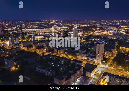 MINSK, BÉLARUS - 26 juillet 2020 : vue aérienne de la ville de Minsk avec vue sur les gratte-ciel la nuit. Vue sur les oiseaux. Banque D'Images