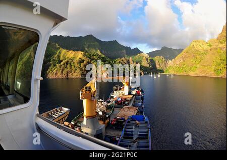 POLYNÉSIE FRANÇAISE. ÎLES MARQUISES. LA CARGAISON ARANUI EST LE LIEN ÉCONOMIQUE ENTRE LES ÎLES ET LE MONDE. C'EST APPORTER DE LA NOURRITURE ET DES MEUBLES, DE REPRENDRE Banque D'Images