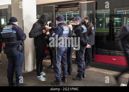 Marseille, France. 19 janvier 2021. Les policiers en uniforme vus en action pendant les opérations de police et de sécurité à Marseille.depuis le début de 2021, la préfecture de police a renforcé les actions de contrôle dans les transports, les gares et les arrêts le long des lignes de tramway. Les agents de police effectuent des missions de contrôle de manière régulièrement coordonnée. Crédit : SOPA Images Limited/Alamy Live News Banque D'Images