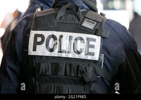 Marseille, France. 19 janvier 2021. Un patch avec le mot « POLICE » vu sur la veste tactique de police pendant l'opération.depuis le début de 2021, la préfecture de police a renforcé les actions de contrôle dans le transport, les gares et les arrêts le long des lignes de tramway. Les agents de police effectuent des missions de contrôle de manière régulièrement coordonnée. Crédit : SOPA Images Limited/Alamy Live News Banque D'Images