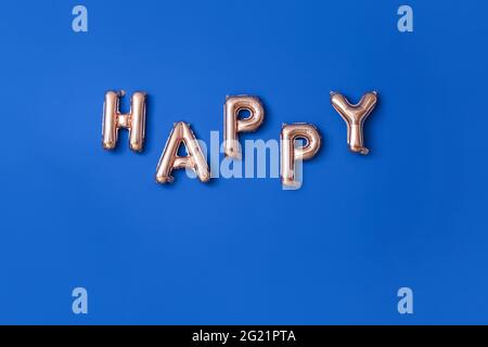 Mot HEUREUX fait de ballons d'air sur fond de couleur Banque D'Images