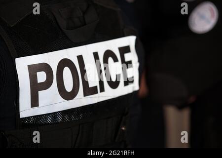 Marseille, France. 19 janvier 2021. Un patch avec le mot ''POLICE'' vu sur la veste tactique de police pendant l'opération.depuis le début de 2021, la préfecture de police a renforcé les actions de contrôle dans le transport, les gares et les arrêts le long des lignes de tramway. Les agents de police effectuent des missions de contrôle de manière régulièrement coordonnée. Crédit : Laurent Coust/SOPA Images/ZUMA Wire/Alay Live News Banque D'Images