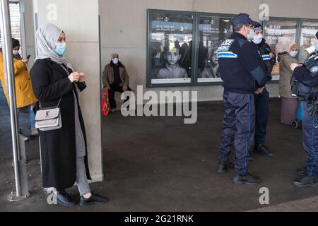 Marseille, France. 19 janvier 2021. Les policiers en uniforme vus en action pendant les opérations de police et de sécurité à Marseille.depuis le début de 2021, la préfecture de police a renforcé les actions de contrôle dans les transports, les gares et les arrêts le long des lignes de tramway. Les agents de police effectuent des missions de contrôle de manière régulièrement coordonnée. Crédit : Laurent Coust/SOPA Images/ZUMA Wire/Alay Live News Banque D'Images