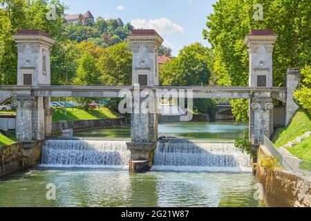 La barrière fluviale de la rivière Ljujanica, ou la partition, est une barrière de la luce et une arche triomphale sur la rivière de la rivière de Ljubljana, la capitale de la Slovénie. Banque D'Images