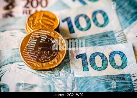 Brésil. 07e juin 2021. Dans cette illustration, les pièces de monnaie réelles sont placées sur les billets brésiliens. Crédit : SOPA Images Limited/Alamy Live News Banque D'Images