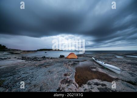 Kayak et camping sur l'île de Traskesholmen, Porvoo, Finlande Banque D'Images