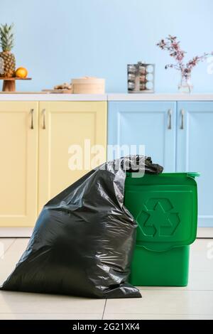 Sac avec poubelle et poubelle avec logo de recyclage à la maison Banque D'Images