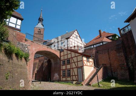 05 juin 2021, Saxe-Anhalt, Tangermünde : l'église Saint-Étienne s'élève au-dessus de la vieille ville de Tangermünde. Avec ses bâtiments en brique et à colombages, c'est l'une des plus anciennes villes de l'Altmark. Photo: Stephan Schulz/dpa-Zentralbild/ZB Banque D'Images