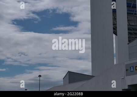 Un grand bâtiment avec des colonnes et un toit transparent contre le ciel bleu. Banque D'Images