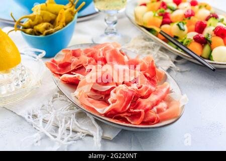 Salade de concombre et de melon aux framboises et Prosciutto aux poivrons grillés. Hors-d'œuvre d'été Banque D'Images