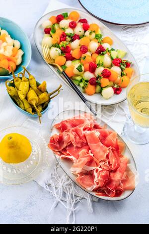 Salade de concombre et de melon aux framboises et Prosciutto aux poivrons grillés. Hors-d'œuvre d'été Banque D'Images