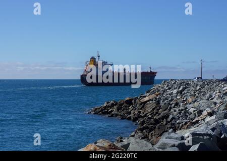 Un navire-citerne quitte Mackay, dans le Queensland, après avoir déchargé sa charge de carburant qui s'infiltre dans le brise-lames. Banque D'Images