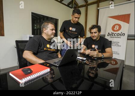 Chiltuipan, Salvador. 07e juin 2021. On voit des gens travailler dans un centre de formation Bitcoin. Le président salvadorien Nayib Bukele a annoncé qu'il proposera une loi au Congrès, où son parti contrôle une majorité, pour que le Bitcoin devienne un appel d'offres légal. Le Salvador deviendrait le premier pays au monde à accepter une crypto-monnaie comme monnaie légale. Crédit : SOPA Images Limited/Alamy Live News Banque D'Images