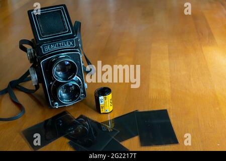 Appareil photo reflex à double objectif rétro avec négatifs anciens et film avec espace de copie. Banque D'Images