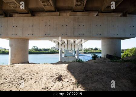 Sous une nouvelle construction de béton armé traversant une rivière montrant des pylônes et des poutres de taille réduite à travers la rivière Pioneer à Mackay, Que Banque D'Images