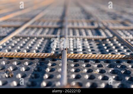 Vue rapprochée du renforcement du béton. Alignement géométrique des barres d'armature sur le chantier de construction. Renforts de barres d'acier. Banque D'Images