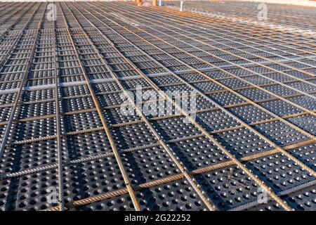 Vue rapprochée du renforcement du béton. Alignement géométrique des barres d'armature sur le chantier de construction. Renforts de barres d'acier. Banque D'Images
