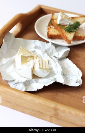 Fromage Camembert coupé en tranches et servi avec des toasts frits. Table de petit déjeuner traditionnelle avec produits français. Banque D'Images